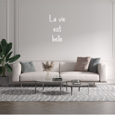 Custom text: La vie
 est 
belle